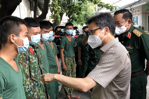 Phó thủ tướng Vũ Đức Đam đi kiểm tra trước thời điểm 0h ngày 23-8 - Ảnh 7. Phó thủ tướng Vũ Đức Đam đi kiểm tra trước thời điểm 0h ngày 23-8 - Ảnh 7.