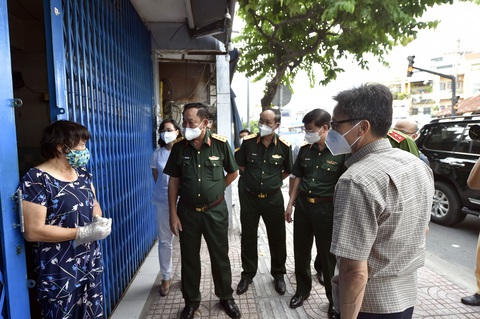 Phó thủ tướng Vũ Đức Đam đi kiểm tra trước thời điểm 0h ngày 23-8 - Ảnh 8. Phó thủ tướng Vũ Đức Đam đi kiểm tra trước thời điểm 0h ngày 23-8 - Ảnh 8.