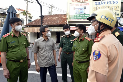 Phó thủ tướng Vũ Đức Đam đi kiểm tra trước thời điểm 0h ngày 23-8 - Ảnh 9. Phó thủ tướng Vũ Đức Đam đi kiểm tra trước thời điểm 0h ngày 23-8 - Ảnh 9.