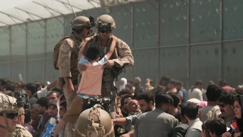 Taliban nói cả nước yên bình, chỉ sân bay Kabul hỗn loạn do Mỹ gây ra - Ảnh 5. Taliban nói cả nước yên bình, chỉ sân bay Kabul hỗn loạn do Mỹ gây ra - Ảnh 5.