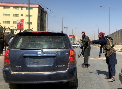 Taliban thiết lập trật tự quanh sân bay Kabul, hàng dài người xếp hàng chờ đợi - Ảnh 1. Taliban thiết lập trật tự quanh sân bay Kabul, hàng dài người xếp hàng chờ đợi - Ảnh 1.