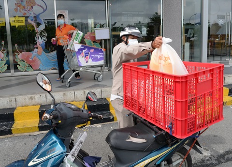 Lập tổ đi chợ cho người dân vùng đỏ - Ảnh 5. Lập tổ đi chợ cho người dân vùng đỏ - Ảnh 5.