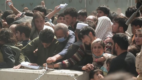 Taliban nói cả nước yên bình, chỉ sân bay Kabul hỗn loạn do Mỹ gây ra - Ảnh 4. Taliban nói cả nước yên bình, chỉ sân bay Kabul hỗn loạn do Mỹ gây ra - Ảnh 4.
