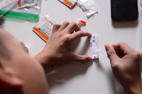 Người dân TP.HCM thực hiện 7 bước test nhanh COVID-19 tại nhà như thế nào? - Ảnh 2. Người dân TP.HCM thực hiện 7 bước test nhanh COVID-19 tại nhà như thế nào? - Ảnh 2.