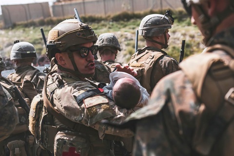 Trẻ em Afghanistan trong vòng tay người lạ - Ảnh 6. Trẻ em Afghanistan trong vòng tay người lạ - Ảnh 6.