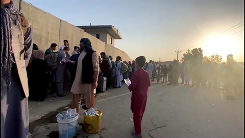 Ông Biden trước thách thức dịch bệnh và chiến dịch không vận tại Afghanistan - Ảnh 2. Ông Biden trước thách thức dịch bệnh và chiến dịch không vận tại Afghanistan - Ảnh 2.