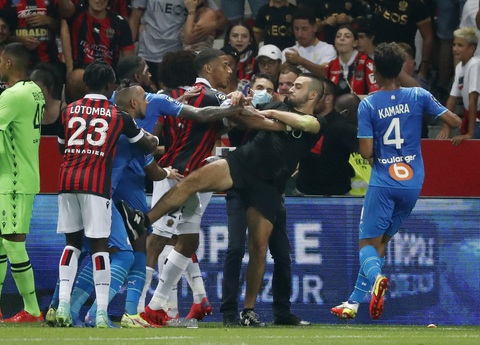 Trận Nice - Marseille bị hoãn ở phút 75 vì CĐV lao vào sân đánh nhau với cầu thủ - Ảnh 1. Trận Nice - Marseille bị hoãn ở phút 75 vì CĐV lao vào sân đánh nhau với cầu thủ - Ảnh 1.