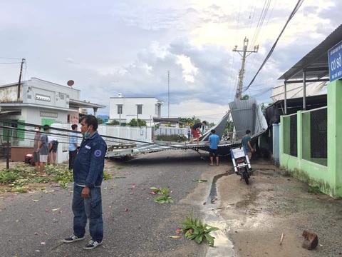 Mưa kèm lốc xoáy tốc mái 23 căn nhà, hàng trăm ha lúa bị quăng quật - Ảnh 1. Mưa kèm lốc xoáy tốc mái 23 căn nhà, hàng trăm ha lúa bị quăng quật - Ảnh 1.