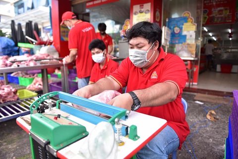 Siêu thị tất bật soạn hàng cho khách sáng 23-8 dù còn lúng túng nhân sự - Ảnh 1. Siêu thị tất bật soạn hàng cho khách sáng 23-8 dù còn lúng túng nhân sự - Ảnh 1.