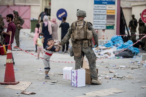 Trẻ em Afghanistan trong vòng tay người lạ - Ảnh 7. Trẻ em Afghanistan trong vòng tay người lạ - Ảnh 7.
