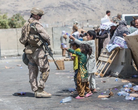 Trẻ em Afghanistan trong vòng tay người lạ - Ảnh 9. Trẻ em Afghanistan trong vòng tay người lạ - Ảnh 9.