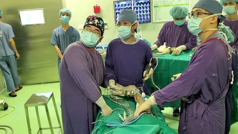 Lần đầu tiên Việt Nam mổ nội soi ghép sụn khớp nhân tạo thành công - Ảnh 1. Lần đầu tiên Việt Nam mổ nội soi ghép sụn khớp nhân tạo thành công - Ảnh 1.