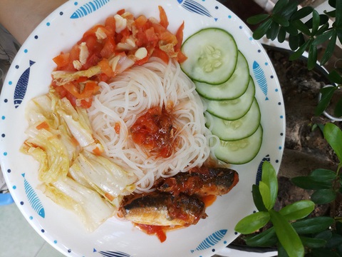 Cá nục hộp xốt cà ăn kèm bún: Những nguyên liệu của yêu thương mùa dịch - Ảnh 1. Cá nục hộp xốt cà ăn kèm bún: Những nguyên liệu của yêu thương mùa dịch - Ảnh 1.