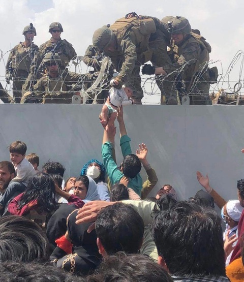 Trẻ em Afghanistan trong vòng tay người lạ - Ảnh 3. Trẻ em Afghanistan trong vòng tay người lạ - Ảnh 3.