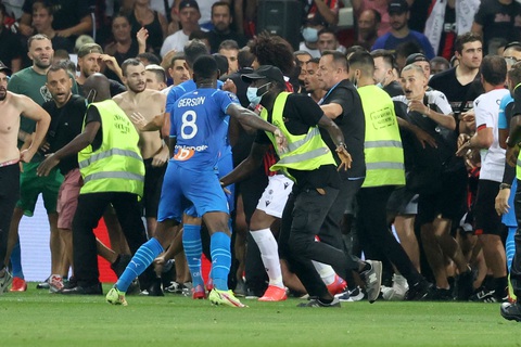 Trận Nice - Marseille bị hoãn ở phút 75 vì CĐV lao vào sân đánh nhau với cầu thủ - Ảnh 2. Trận Nice - Marseille bị hoãn ở phút 75 vì CĐV lao vào sân đánh nhau với cầu thủ - Ảnh 2.