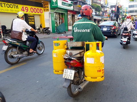 Xe tải chở gas bị chặn, người giao gas bị xử phạt trong khi dân hối mua gas - Ảnh 1. Xe tải chở gas bị chặn, người giao gas bị xử phạt trong khi dân hối mua gas - Ảnh 1.