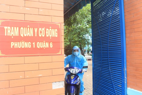 Bác sĩ quân y ôm bình oxy chạy trong hẻm nhỏ cấp cứu bệnh nhân F0 - Ảnh 4. Bác sĩ quân y ôm bình oxy chạy trong hẻm nhỏ cấp cứu bệnh nhân F0 - Ảnh 4.