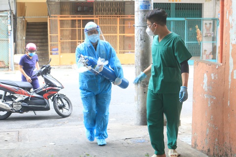 Bác sĩ quân y ôm bình oxy chạy trong hẻm nhỏ cấp cứu bệnh nhân F0 - Ảnh 5. Bác sĩ quân y ôm bình oxy chạy trong hẻm nhỏ cấp cứu bệnh nhân F0 - Ảnh 5.