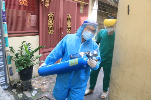 Bác sĩ quân y ôm bình oxy chạy trong hẻm nhỏ cấp cứu bệnh nhân F0 - Ảnh 2. Bác sĩ quân y ôm bình oxy chạy trong hẻm nhỏ cấp cứu bệnh nhân F0 - Ảnh 2.