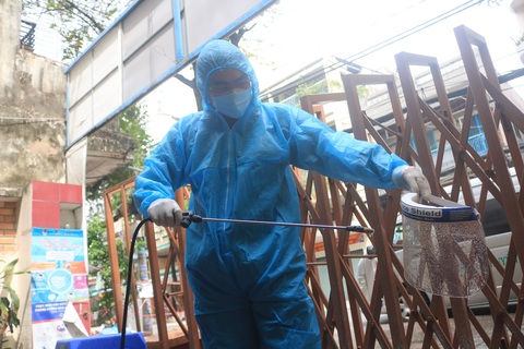 Bác sĩ quân y ôm bình oxy chạy trong hẻm nhỏ cấp cứu bệnh nhân F0 - Ảnh 10. Bác sĩ quân y ôm bình oxy chạy trong hẻm nhỏ cấp cứu bệnh nhân F0 - Ảnh 10.
