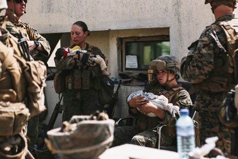 Trẻ em Afghanistan trong vòng tay người lạ - Ảnh 5. Trẻ em Afghanistan trong vòng tay người lạ - Ảnh 5.