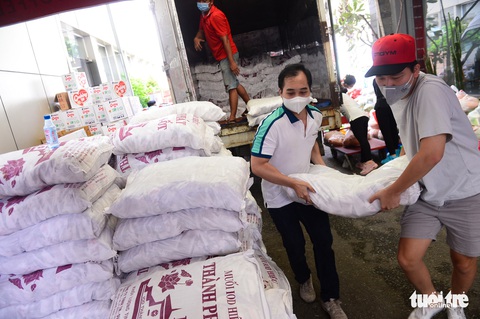 200.000 phần quà 0 đồng đang đến tay người dân khó khăn - Ảnh 3. 200.000 phần quà 0 đồng đang đến tay người dân khó khăn - Ảnh 3.