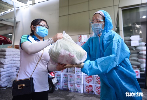 200.000 phần quà 0 đồng đang đến tay người dân khó khăn - Ảnh 4. 200.000 phần quà 0 đồng đang đến tay người dân khó khăn - Ảnh 4.