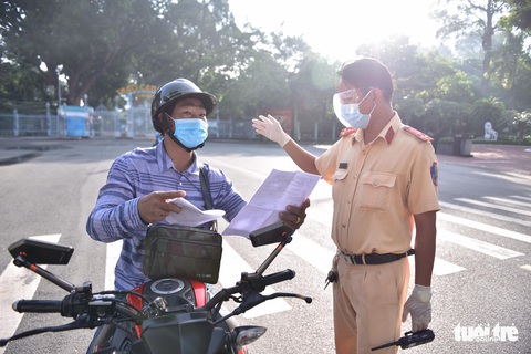 Ngày đầu TP.HCM siết chặt kiểm soát: Chỗ lác đác vài người, chỗ vẫn còn ùn ứ - Ảnh 8. Ngày đầu TP.HCM siết chặt kiểm soát: Chỗ lác đác vài người, chỗ vẫn còn ùn ứ - Ảnh 8.