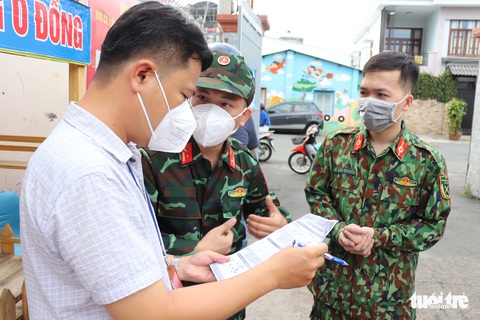 Khoác đồ bảo hộ, học viên Học viện Quân y tận tình hướng dẫn người dân TP.HCM test nhanh tại nhà - Ảnh 2. Khoác đồ bảo hộ, học viên Học viện Quân y tận tình hướng dẫn người dân TP.HCM test nhanh tại nhà - Ảnh 2.
