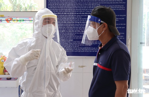 Khoác đồ bảo hộ, học viên Học viện Quân y tận tình hướng dẫn người dân TP.HCM test nhanh tại nhà - Ảnh 7. Khoác đồ bảo hộ, học viên Học viện Quân y tận tình hướng dẫn người dân TP.HCM test nhanh tại nhà - Ảnh 7.