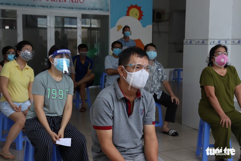 Khoác đồ bảo hộ, học viên Học viện Quân y tận tình hướng dẫn người dân TP.HCM test nhanh tại nhà - Ảnh 6. Khoác đồ bảo hộ, học viên Học viện Quân y tận tình hướng dẫn người dân TP.HCM test nhanh tại nhà - Ảnh 6.