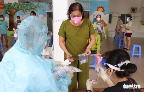 Khoác đồ bảo hộ, học viên Học viện Quân y tận tình hướng dẫn người dân TP.HCM test nhanh tại nhà - Ảnh 8. Khoác đồ bảo hộ, học viên Học viện Quân y tận tình hướng dẫn người dân TP.HCM test nhanh tại nhà - Ảnh 8.