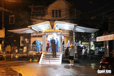 Vùng đỏ quận Gò Vấp: Người dân hài lòng mô hình vừa xét nghiệm, vừa tiêm vắc xin - Ảnh 3. Vùng đỏ quận Gò Vấp: Người dân hài lòng mô hình vừa xét nghiệm, vừa tiêm vắc xin - Ảnh 3.