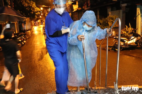 Vùng đỏ quận Gò Vấp: Người dân hài lòng mô hình vừa xét nghiệm, vừa tiêm vắc xin - Ảnh 1. Vùng đỏ quận Gò Vấp: Người dân hài lòng mô hình vừa xét nghiệm, vừa tiêm vắc xin - Ảnh 1.