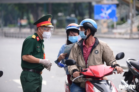 Ngày đầu TP.HCM siết chặt kiểm soát: Chỗ lác đác vài người, chỗ vẫn còn ùn ứ - Ảnh 9. Ngày đầu TP.HCM siết chặt kiểm soát: Chỗ lác đác vài người, chỗ vẫn còn ùn ứ - Ảnh 9.