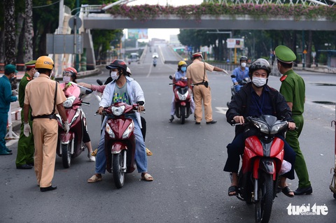 Ngày đầu TP.HCM siết chặt kiểm soát: Chỗ lác đác vài người, chỗ vẫn còn ùn ứ - Ảnh 10. Ngày đầu TP.HCM siết chặt kiểm soát: Chỗ lác đác vài người, chỗ vẫn còn ùn ứ - Ảnh 10.