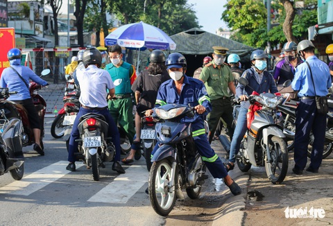 Ngày đầu TP.HCM siết chặt kiểm soát: Chỗ lác đác vài người, chỗ vẫn còn ùn ứ - Ảnh 4. Ngày đầu TP.HCM siết chặt kiểm soát: Chỗ lác đác vài người, chỗ vẫn còn ùn ứ - Ảnh 4.
