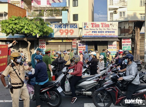 Ngày đầu TP.HCM siết chặt kiểm soát: Chỗ lác đác vài người, chỗ vẫn còn ùn ứ - Ảnh 5. Ngày đầu TP.HCM siết chặt kiểm soát: Chỗ lác đác vài người, chỗ vẫn còn ùn ứ - Ảnh 5.