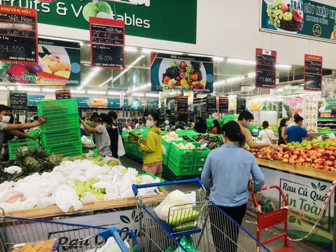 Nhiều siêu thị lớn ở TP.HCM vẫn hoạt động, mua bán cách nào? - Ảnh 1. Nhiều siêu thị lớn ở TP.HCM vẫn hoạt động, mua bán cách nào? - Ảnh 1.