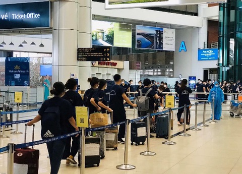Hàng nghìn sinh viên, giảng viên tiếp tục vào miền Nam chống dịch - Ảnh 5. Hàng nghìn sinh viên, giảng viên tiếp tục vào miền Nam chống dịch - Ảnh 5.