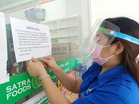 Siêu thị tất bật soạn hàng cho khách sáng 23-8 dù còn lúng túng nhân sự - Ảnh 6. Siêu thị tất bật soạn hàng cho khách sáng 23-8 dù còn lúng túng nhân sự - Ảnh 6.