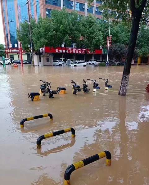 Mưa lớn ở nhiều thành phố Trung Quốc, thiệt hại kinh tế hơn 2.000 tỉ đồng - Ảnh 3. Mưa lớn ở nhiều thành phố Trung Quốc, thiệt hại kinh tế hơn 2.000 tỉ đồng - Ảnh 3.
