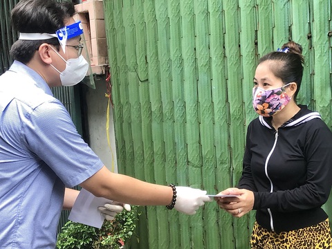 Túi quà an sinh được trao tận tay người dân TP.HCM ngày giãn cách - Ảnh 2. Túi quà an sinh được trao tận tay người dân TP.HCM ngày giãn cách - Ảnh 2.