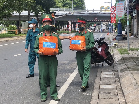 Túi quà an sinh được trao tận tay người dân TP.HCM ngày giãn cách - Ảnh 1. Túi quà an sinh được trao tận tay người dân TP.HCM ngày giãn cách - Ảnh 1.