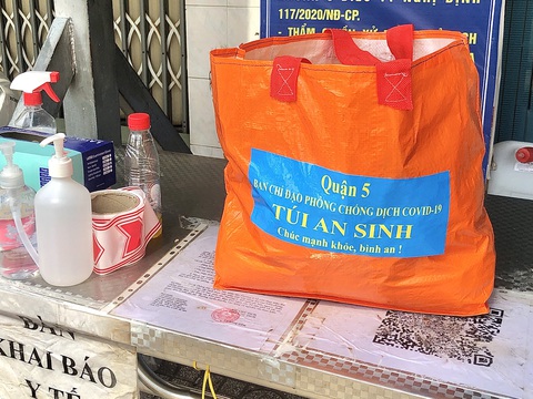 Túi quà an sinh được trao tận tay người dân TP.HCM ngày giãn cách - Ảnh 5. Túi quà an sinh được trao tận tay người dân TP.HCM ngày giãn cách - Ảnh 5.