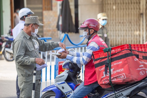 Nha Trang tiếp tục giãn cách theo chỉ thị 16, đưa sạp hàng ra đường - Ảnh 2. Nha Trang tiếp tục giãn cách theo chỉ thị 16, đưa sạp hàng ra đường - Ảnh 2.