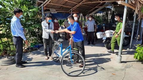 Đi bộ từ Quảng Ngãi về quê, lả ven đường, một phụ hồ được bà con, làng xã tặng xe đạp, xe máy - Ảnh 1. Đi bộ từ Quảng Ngãi về quê, lả ven đường, một phụ hồ được bà con, làng xã tặng xe đạp, xe máy - Ảnh 1.