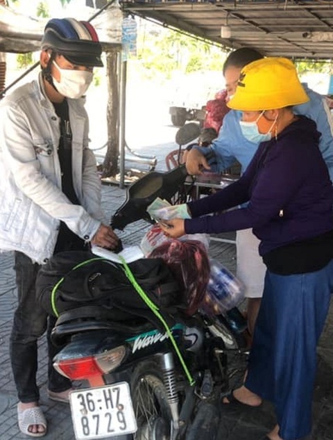 Đi bộ từ Quảng Ngãi về quê, lả ven đường, một phụ hồ được bà con, làng xã tặng xe đạp, xe máy - Ảnh 2. Đi bộ từ Quảng Ngãi về quê, lả ven đường, một phụ hồ được bà con, làng xã tặng xe đạp, xe máy - Ảnh 2.