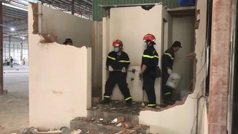 Lính chữa cháy cấp bách hỗ trợ xây dựng bệnh viện dã chiến điều trị COVID-19 - Ảnh 2. Lính chữa cháy cấp bách hỗ trợ xây dựng bệnh viện dã chiến điều trị COVID-19 - Ảnh 2.