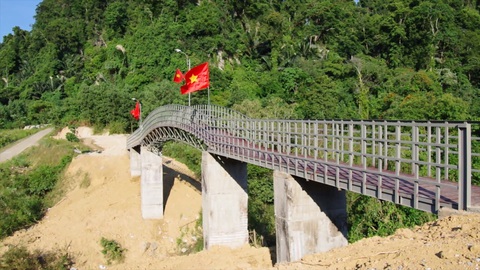 Hồ Ngọc Hà, Trấn Thành góp tay cùng biên phòng xây cầu vượt lũ cho đồng bào Rục - Ảnh 1. Hồ Ngọc Hà, Trấn Thành góp tay cùng biên phòng xây cầu vượt lũ cho đồng bào Rục - Ảnh 1.
